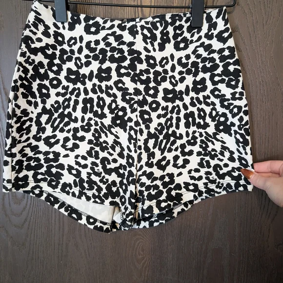 Classy Leopard Print Women's Shorts - Picture 2 of 6